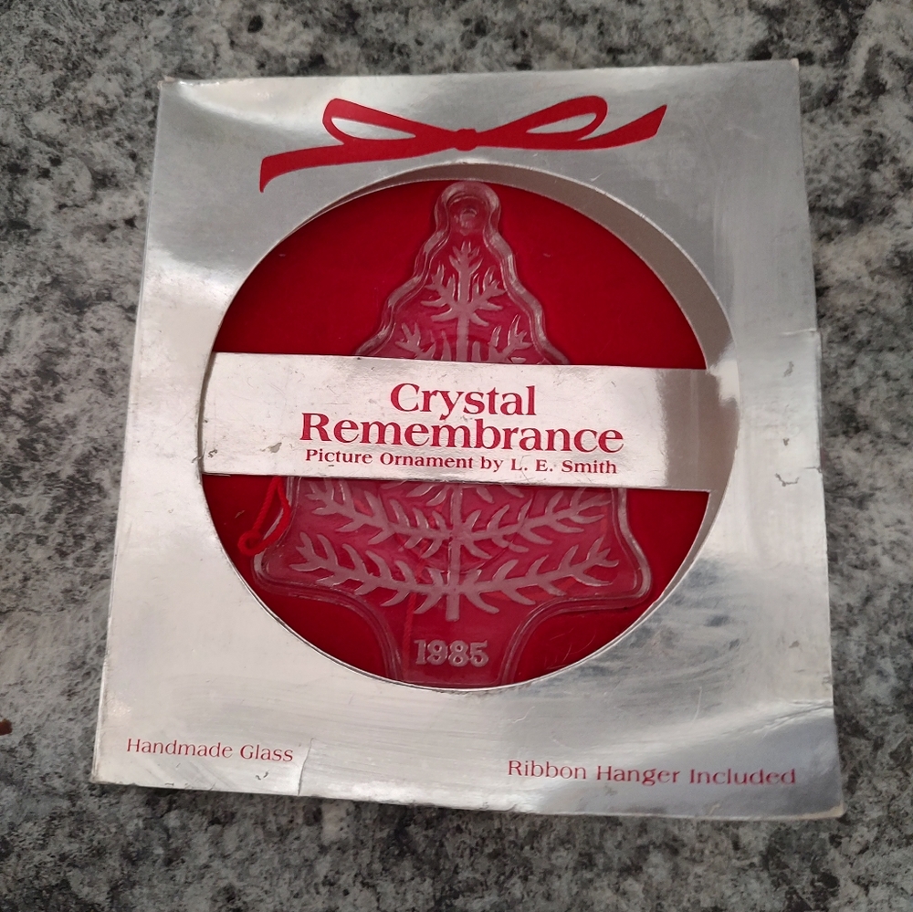 L E Smith 1985 Crystal Ornament